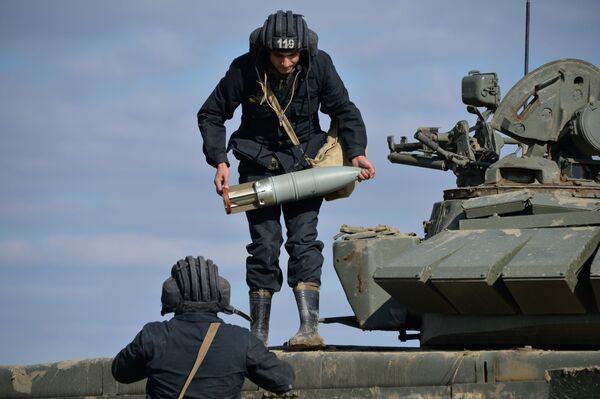 Precisión y fiabilidad: así son los ejercicios de tanques en Chechenia - Sputnik Mundo