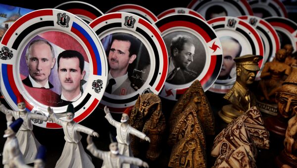 Platos de porcelana que llevan retratos del presidente sirio Bashar al-Asad y su homólogo ruso Vladímir Putin - Sputnik Mundo