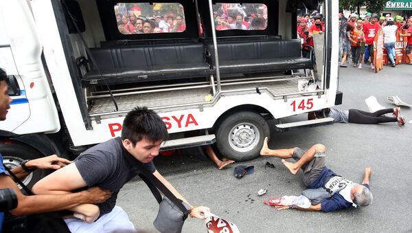 Un vehículo policial arrolla a manifestantes en Filipinas - Sputnik Mundo