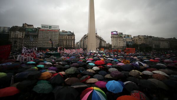 Multitudinaria marcha en Buenos Aires contra la violencia de género - Sputnik Mundo