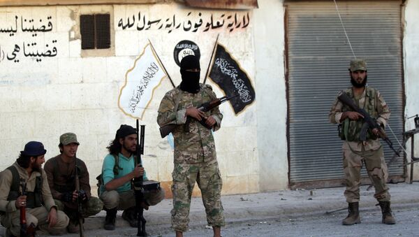 Los combatientes de los grupos armados cerca de la simbólica de Daesh (archivo) - Sputnik Mundo