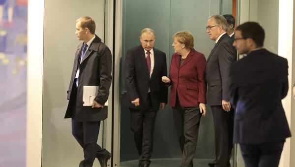 Presidente de Rusia, Vladímir Putin, y canciller de Alemania, Angela Merkel, en la cumbre en Berlín - Sputnik Mundo