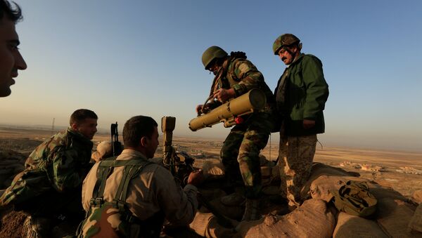 Peshmerga forces prepare their anti-tank guided missiles in front of Islamic state militants' positions at the town of Naweran near Mosul, Iraq October 20, 2016 - Sputnik Mundo