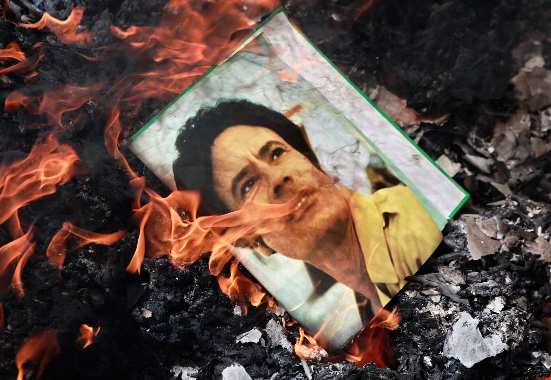 El retrato de Muamar Gadafi, quemado en la calle de Benghazi, Libia, en 2011 - Sputnik Mundo, 1920, 19.03.2021