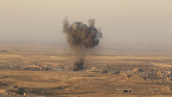 Smoke rises at Islamic State militants' positions in the town of Naweran nearc Mosul, Iraq - Sputnik Mundo