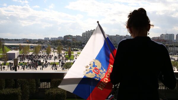 Una mujer con la bandera de Rusia - Sputnik Mundo
