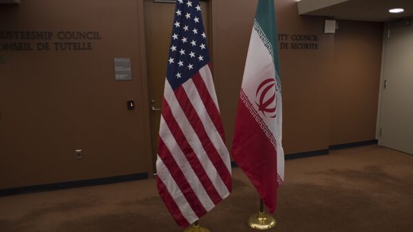 The US (L) and Iranian flags await the arrival of US Secretary of State John Kerry and Iran's Foreign Minister Mohammad Javad Zarif before the leaders meeting - Sputnik Mundo