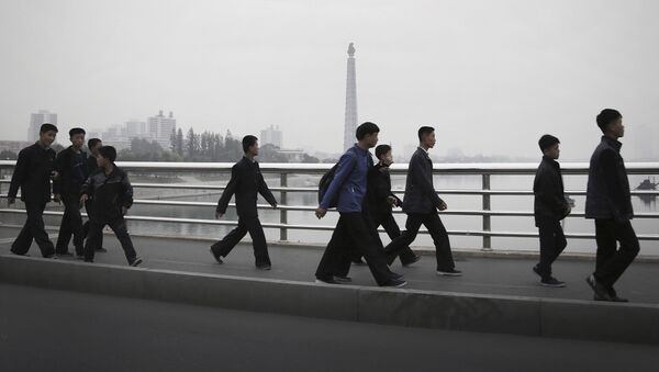 Niños norcoreanos caminan por un puente en Pyongyang (Archivo) - Sputnik Mundo