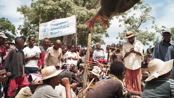 Personas esperan la distribución de comida en el sur de Madagascar (archivo) - Sputnik Mundo