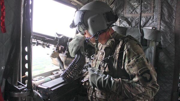 A U.S. Army crew chief, assigned to 101st Combat Aviation Brigade, 101st Airborne Division (Air Assault) - Sputnik Mundo