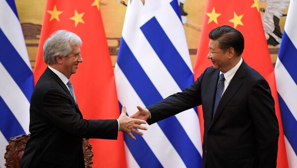 Uruguay's President Tabare Vazquez shakes hands with Chinese President Xi Jinping during a signing ceremony at the Great Hall of the People in Beijing - Sputnik Mundo