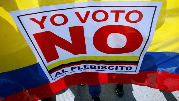 Manifestantes gritan Yo voto NO protestando contra el acuerdo de paz entre el Gobierno colombiano y las FARC - Sputnik Mundo