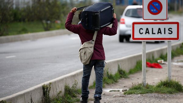 Un refugiado en Calais, Francia - Sputnik Mundo