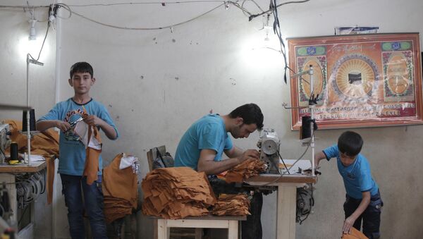Refugiados sirios trabajan en una taller en la ciudad turca de Gaziantep (archivo) - Sputnik Mundo