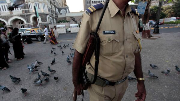 An Indian policeman patrols outside the Taj Mahal hotel in Mumbai - Sputnik Mundo