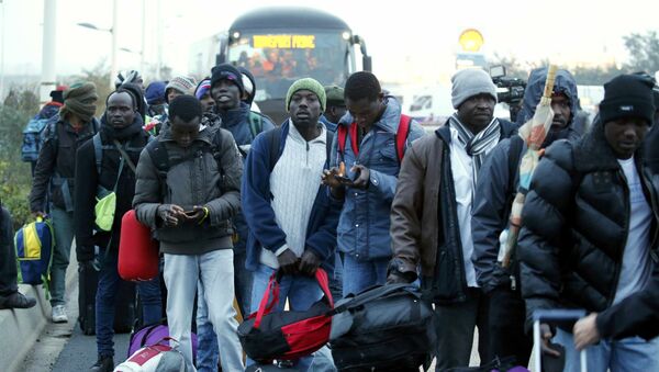 Los refugiados antes del inicio de la evacuación del campo de refugiados en Calais - Sputnik Mundo