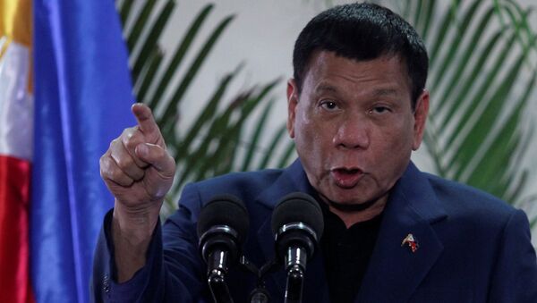 Philippine President Rodrigo Duterte interacts with reporters during a news conference upon his arrival from a four-day state visit in China at the Davao International Airport in Davao city - Sputnik Mundo