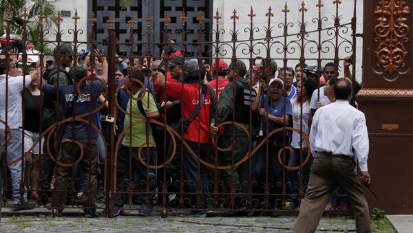 Seguidores de Nicolás Maduro, presidente venezolano, enfrente de la Asamblea Nacional - Sputnik Mundo
