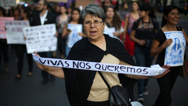 A woman takes part in a march to protest violence against women and the murder of a 16-year-old girl in a coastal town of Argentina last week, at Reforma avenue, in Mexico City, Mexico, October 19, 2016 - Sputnik Mundo
