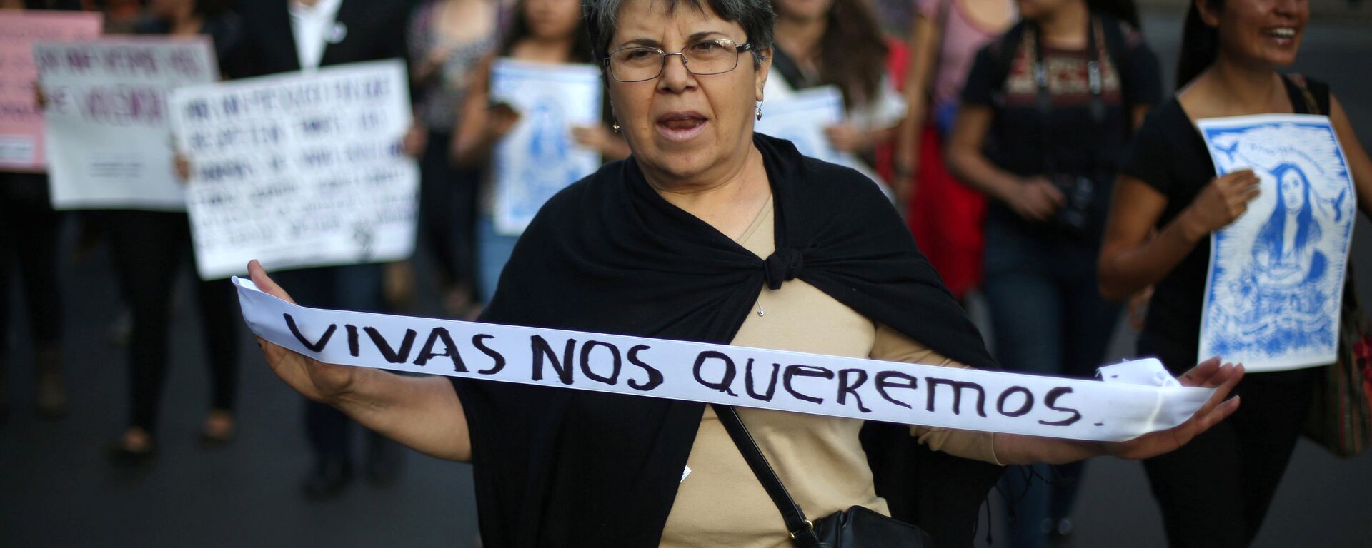 A woman takes part in a march to protest violence against women and the murder of a 16-year-old girl in a coastal town of Argentina last week, at Reforma avenue, in Mexico City, Mexico, October 19, 2016 - Sputnik Mundo, 1920, 31.01.2022