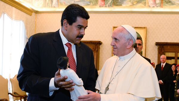 Pope Francis (R) and Venezuelan President Nicolas Maduro exchange gifts during a private audience in the pontiff's library on June 17, 2013 at the Vatican. - Sputnik Mundo