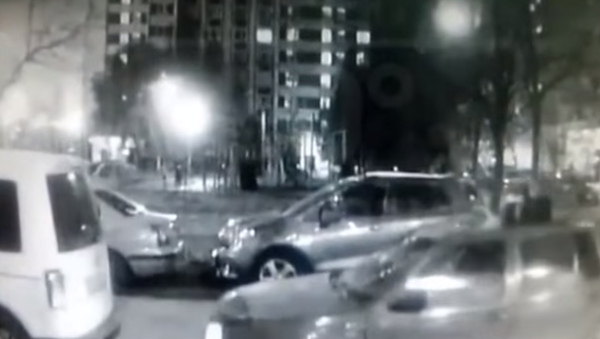 Fuerte vídeo: una joven sobrevive al caer de un piso 11 en Moscú - Sputnik Mundo