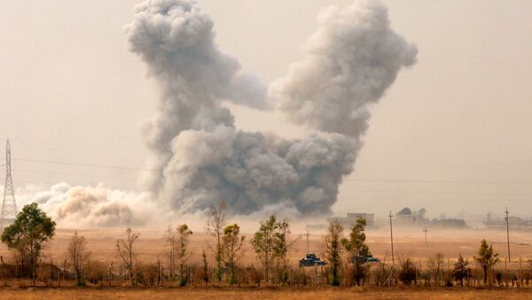 El humo sube al aire tras un ataque aéreo en Irak - Sputnik Mundo