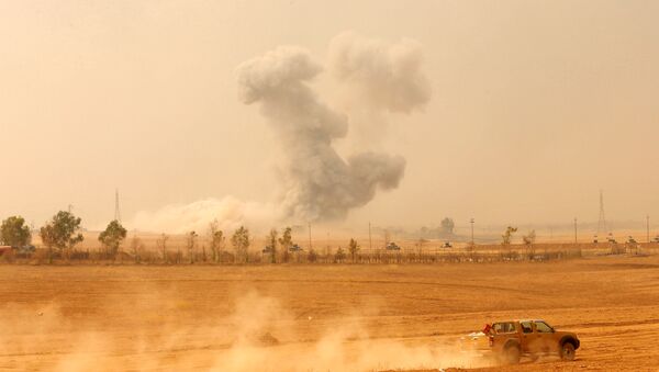 Smoke rises after an U.S. airstrike, as the Iraqi army pushes into TopZawa village during an operation against Islamic State militants near Bashiqa near Mosul - Sputnik Mundo