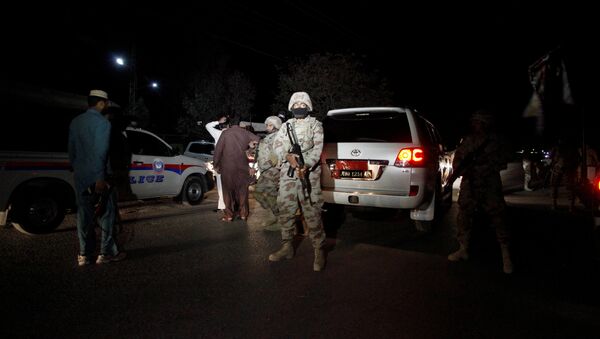 Un soldado pakistáni vigila el lugar del ataque contra la academia policial en la ciudad de Quetta - Sputnik Mundo