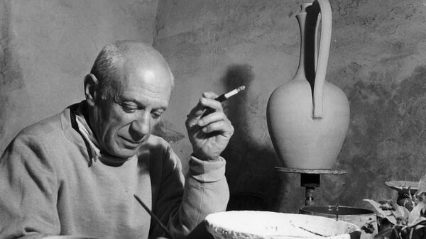 Pablo Picasso applies himself to a project of ceramics in his workshop in Vallauris April 1949 - Sputnik Mundo