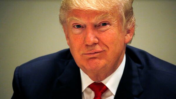 El candidato republicano a la presidencia de EEUU, Donald Trump, durante una reunión - Sputnik Mundo
