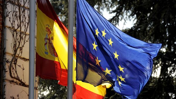 Banderas de España y de la UE - Sputnik Mundo