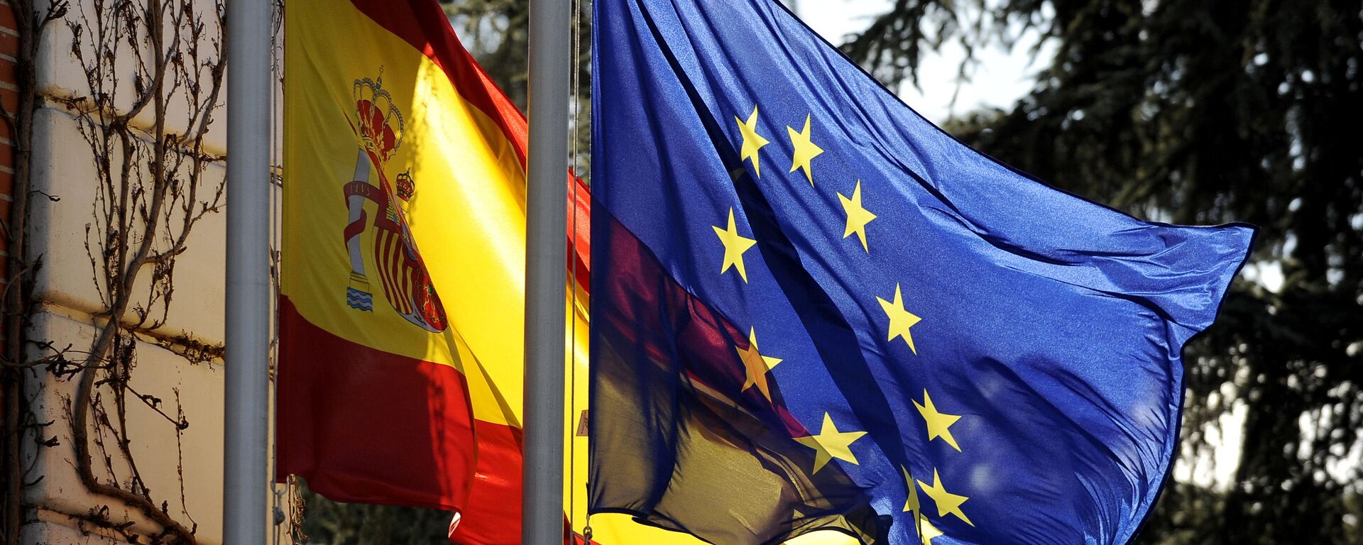The Spanish flag and the European Union flag fly in front of the Moncloa palace in Madrid on January 8, 2010 - Sputnik Mundo, 1920, 30.09.2022