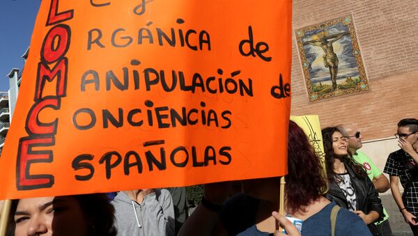 Estudiantes toman parte en una demostración en España - Sputnik Mundo