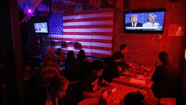 Transmisión del último debate de los candidatos presidenciales de EEUU, Donald Trump y Hillary Clinton - Sputnik Mundo