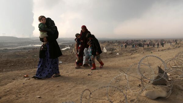 Habitantes desplazados de Mosul (archivo) - Sputnik Mundo