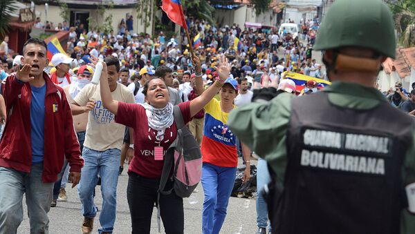 Protesta de oposición venezolana en las calles de San Cristobal - Sputnik Mundo