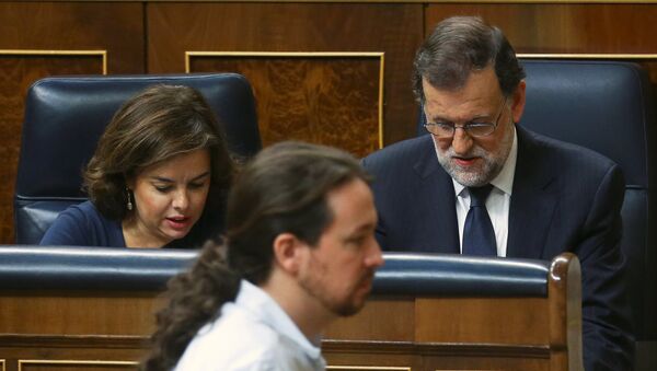 El líder de Podemos, Pablo Iglesias, y el primer ministro del Gobierno en funciones, Mariano Rajoy - Sputnik Mundo