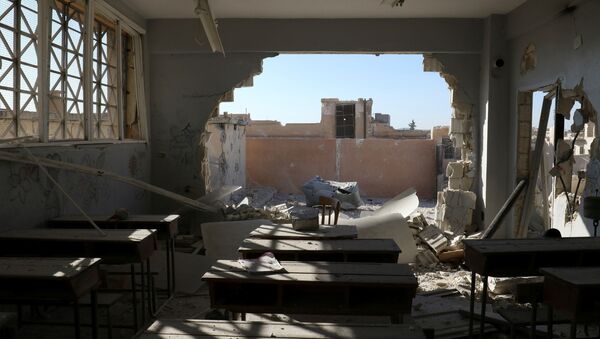Consecuencias del ataque a una escuela en la provincia siria de Idlib (archivo) - Sputnik Mundo