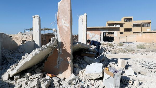 Las consecuencias del bombardeo de una escuela en Idlib, Siria - Sputnik Mundo