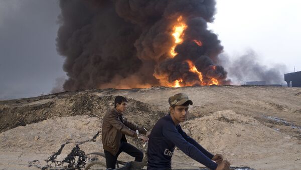Un incendio de un campo de petróleo cerca de Mosul (archivo) - Sputnik Mundo
