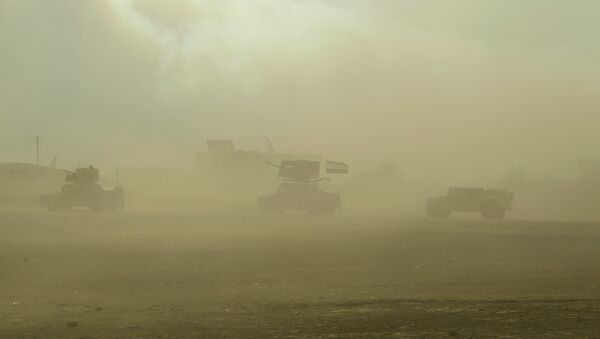 Las tropas iraquíes en los humos de una planta de azufre incendiada por los terroristas de Daesh (archivo) - Sputnik Mundo