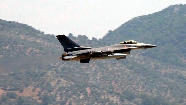Un caza F-16 turco - Sputnik Mundo