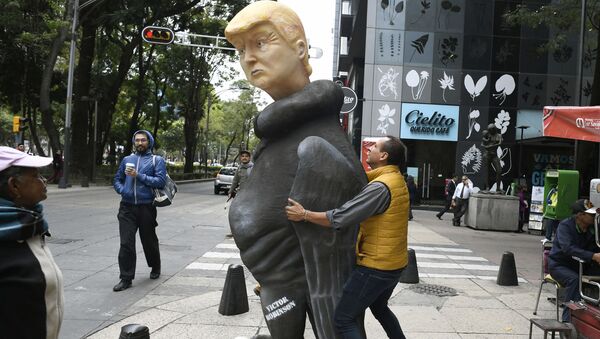 La escultura con la cabeza de Trump en México - Sputnik Mundo