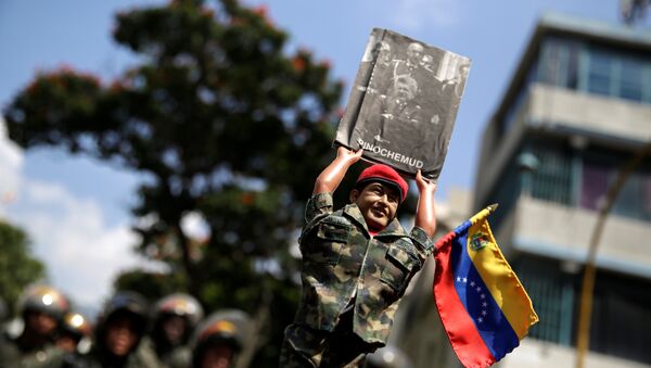 Seguidores de Nicolás Maduro participan en una concentración enfrente de la Asamblea Nacional - Sputnik Mundo