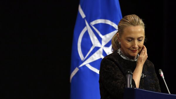 Hillary Clinton en la sede de la OTAN en Bruselas - Sputnik Mundo