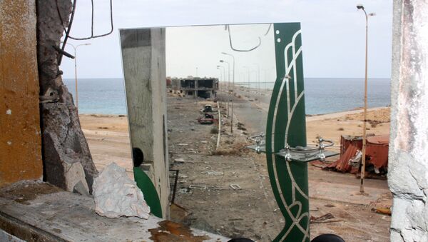A mirror used by fighters of Libyan forces allied with the U.N.-backed government to watch streets and movements of Islamic State fighters is pictured in Sirte, Libya October 28, 2016. - Sputnik Mundo