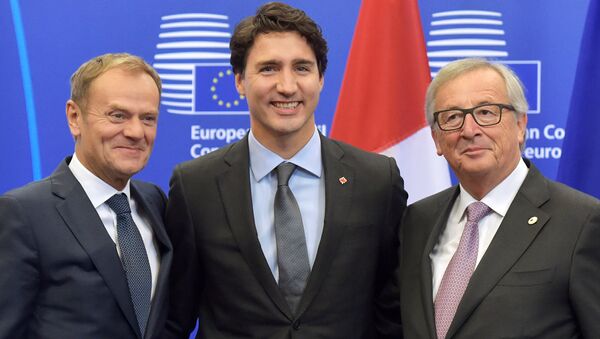 El presidente del Consejo Europeo, Donald Tusk, el primer ministro de Canadá, Justin Trudeau, el presidente de la Comisión Europea, Jean-Claude Juncker. - Sputnik Mundo