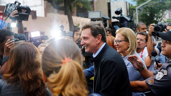 Senator Marcelo Crivella, candidate for Rio de Janeiro mayor, talks with journalists after voting the during municipal elections at a polling station in Rio de Janeiro - Sputnik Mundo