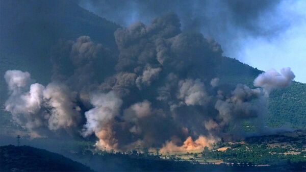 The Kosovo village of Gorozhubi comes under attack by U.S. B-52 bombers Sunday June 6 1999. - Sputnik Mundo